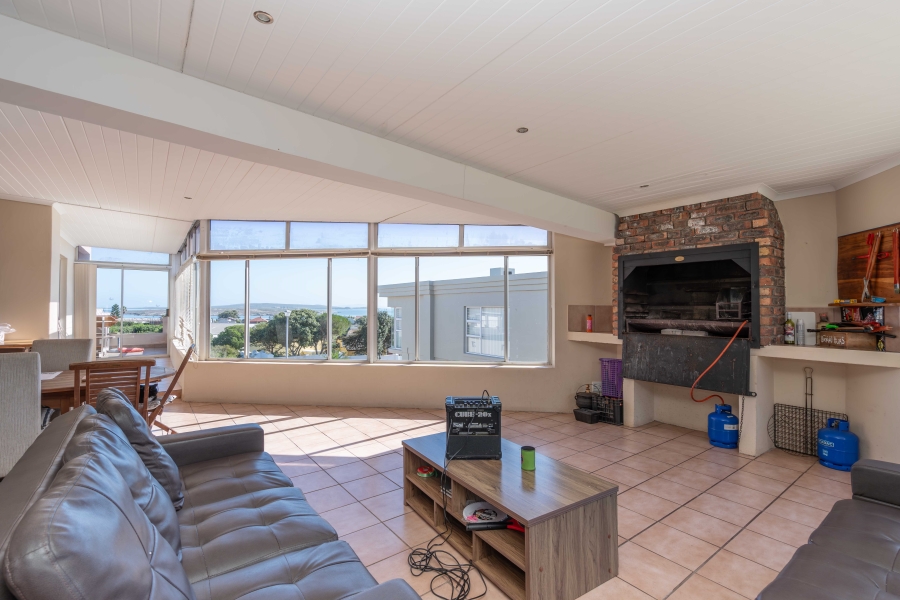 8 Bedroom Property for Sale in Middedorp Western Cape